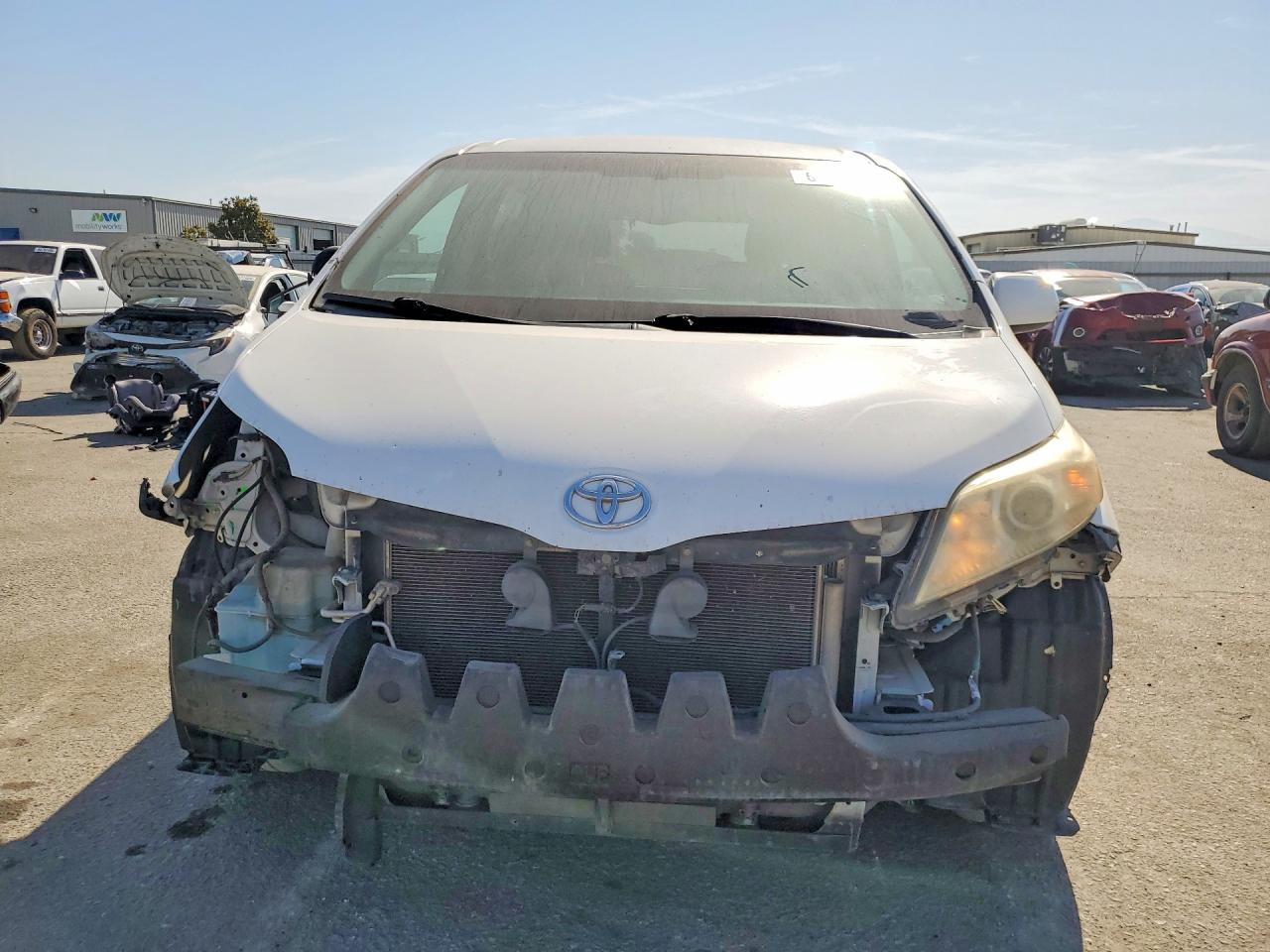 2014 Toyota Sienna Le White vin: 5TDKK3DC2ES480247