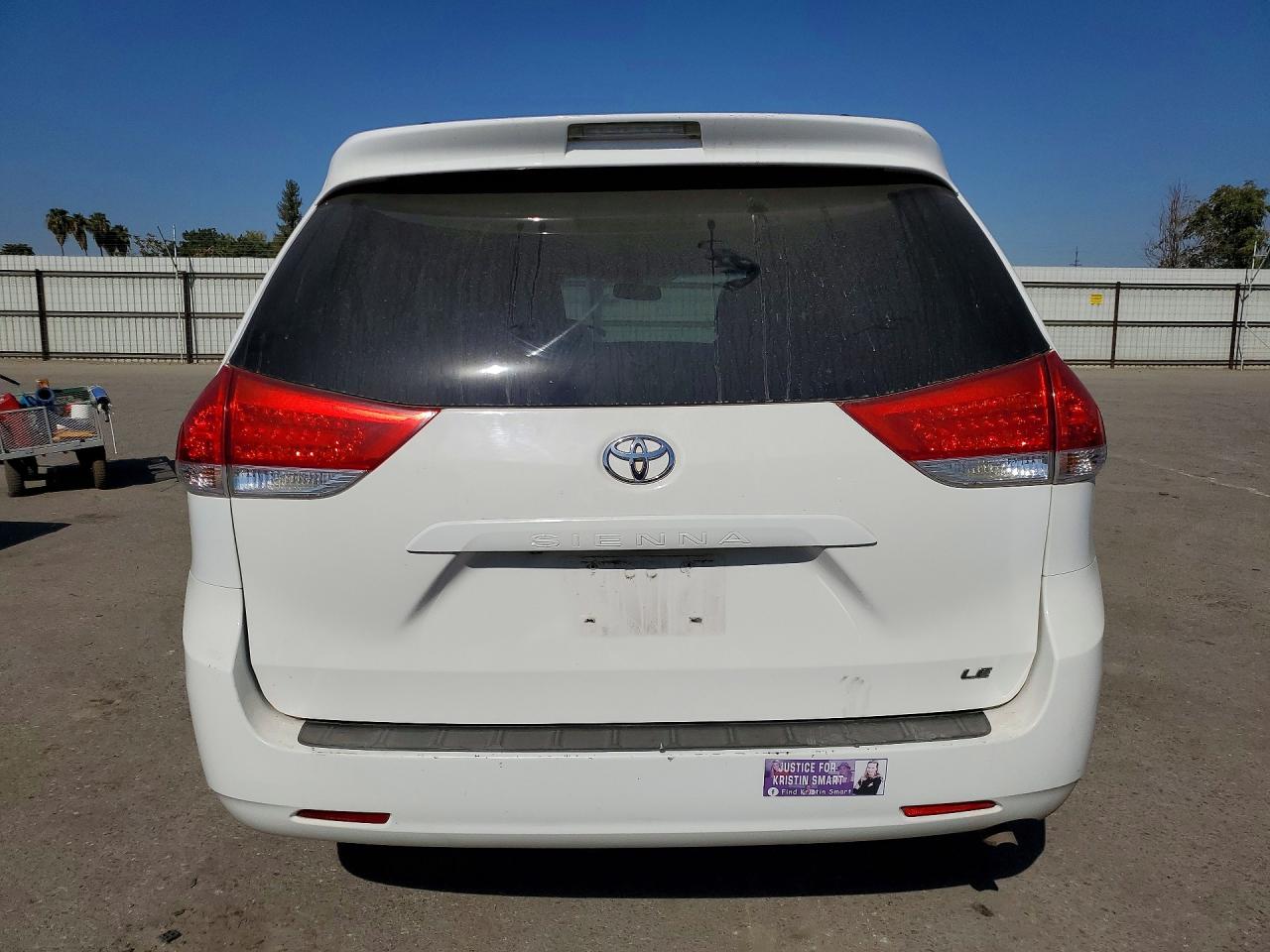 2014 Toyota Sienna Le White vin: 5TDKK3DC2ES480247