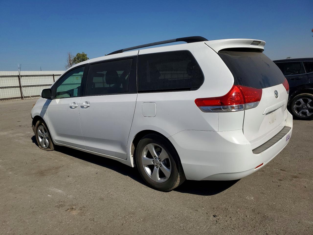 2014 Toyota Sienna Le White vin: 5TDKK3DC2ES480247
