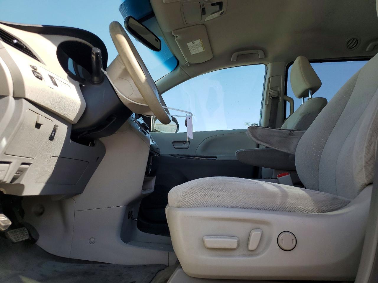 2014 Toyota Sienna Le White vin: 5TDKK3DC2ES480247
