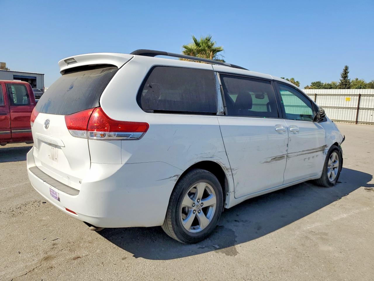 2014 Toyota Sienna Le White vin: 5TDKK3DC2ES480247