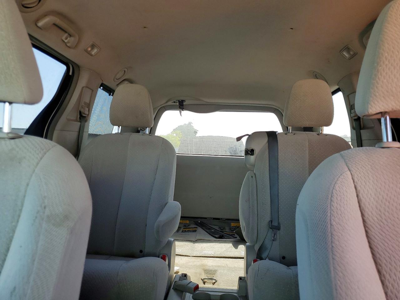 2014 Toyota Sienna Le White vin: 5TDKK3DC2ES480247
