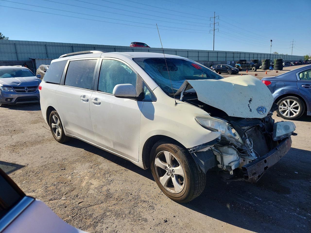 2014 Toyota Sienna Le White vin: 5TDKK3DC2ES481253