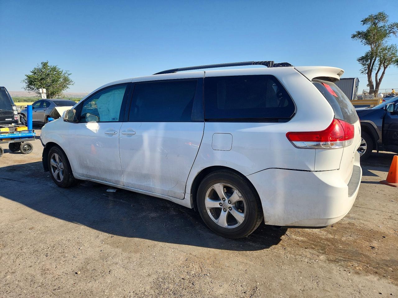 2014 Toyota Sienna Le White vin: 5TDKK3DC2ES481253