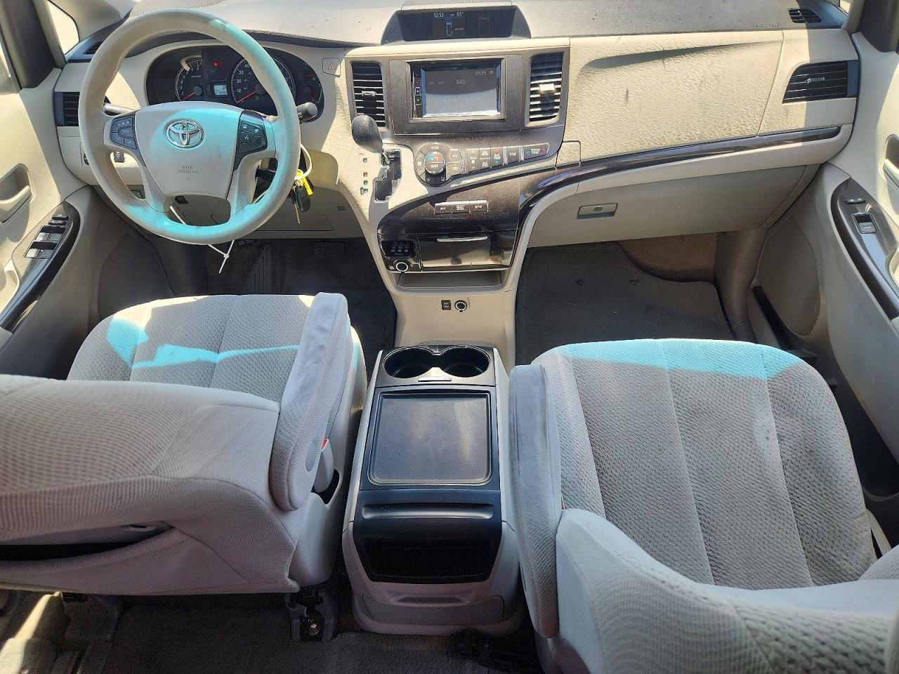 2014 Toyota Sienna Le White vin: 5TDKK3DC2ES500285