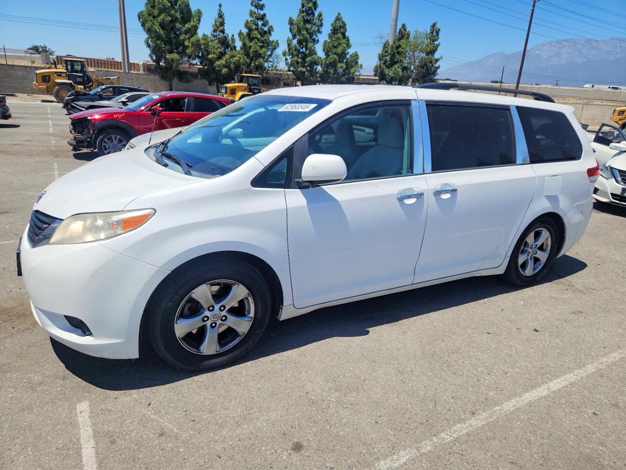 2014 Toyota Sienna Le White vin: 5TDKK3DC2ES500285
