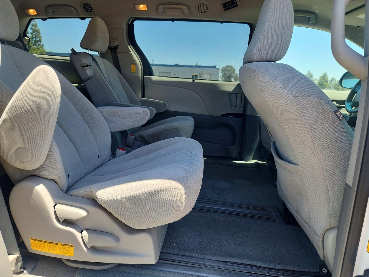 2014 Toyota Sienna Le White vin: 5TDKK3DC2ES500285