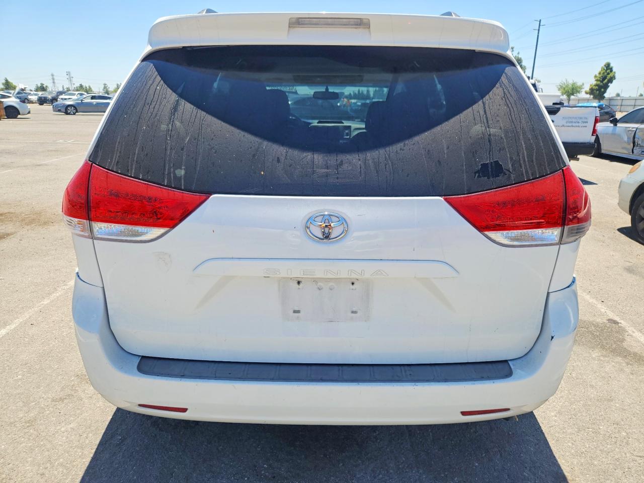 2014 Toyota Sienna Le White vin: 5TDKK3DC2ES500285