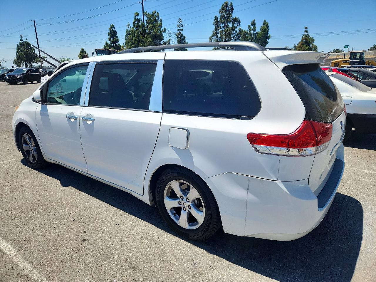 2014 Toyota Sienna Le White vin: 5TDKK3DC2ES500285