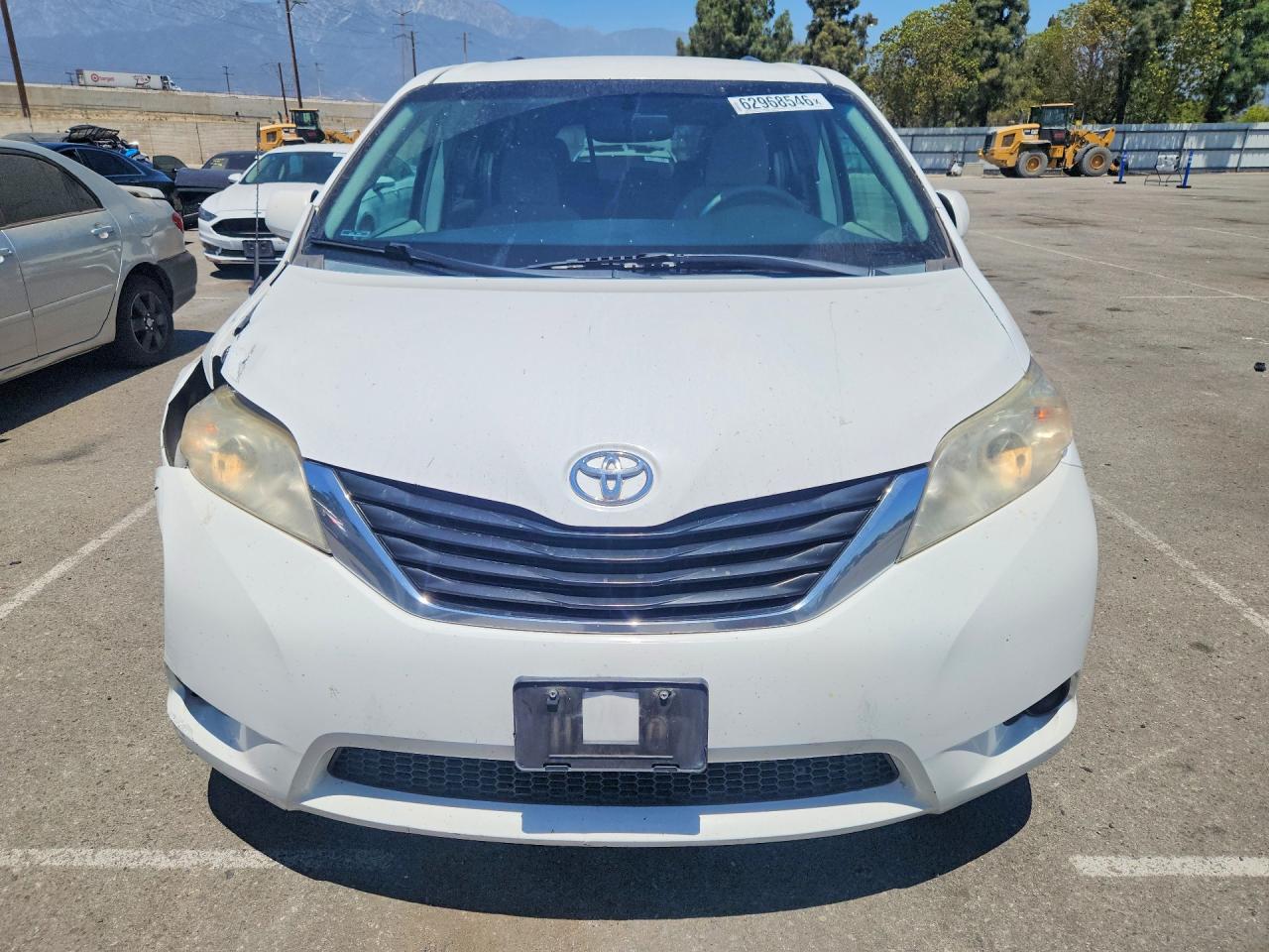 2014 Toyota Sienna Le White vin: 5TDKK3DC2ES500285