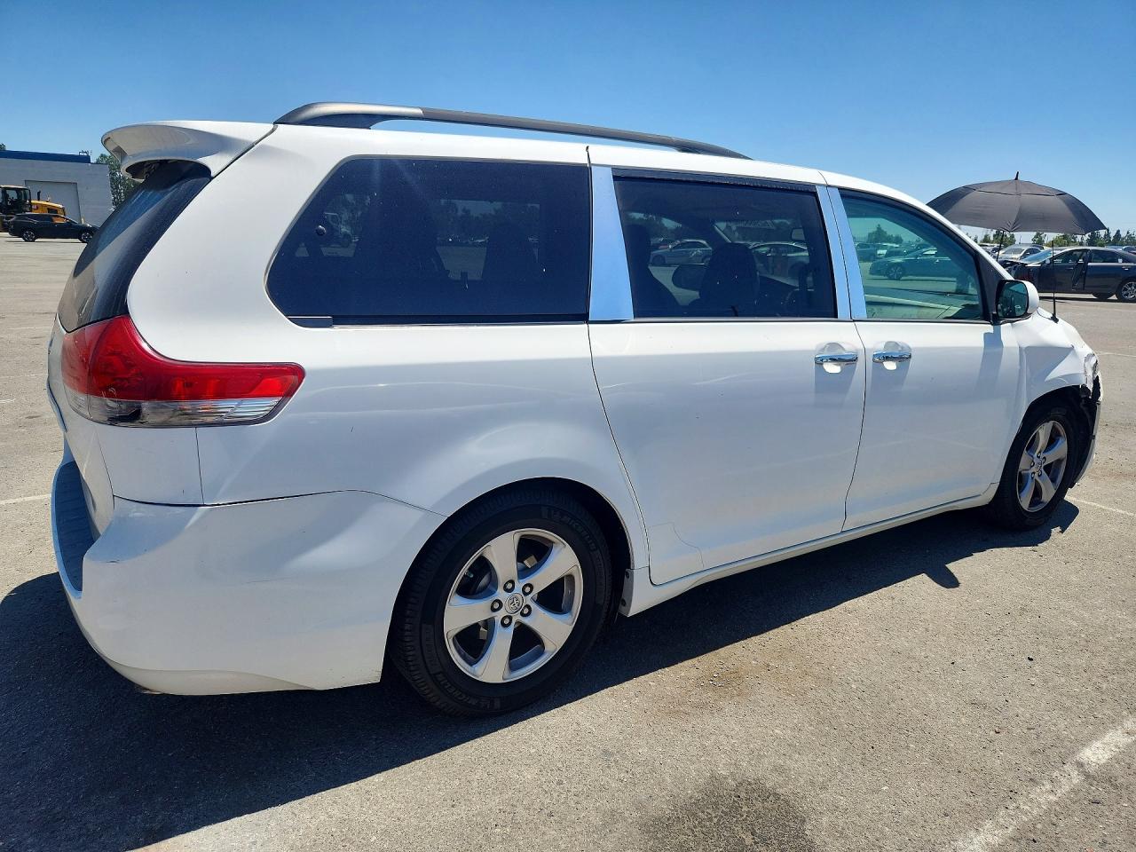 2014 Toyota Sienna Le White vin: 5TDKK3DC2ES500285