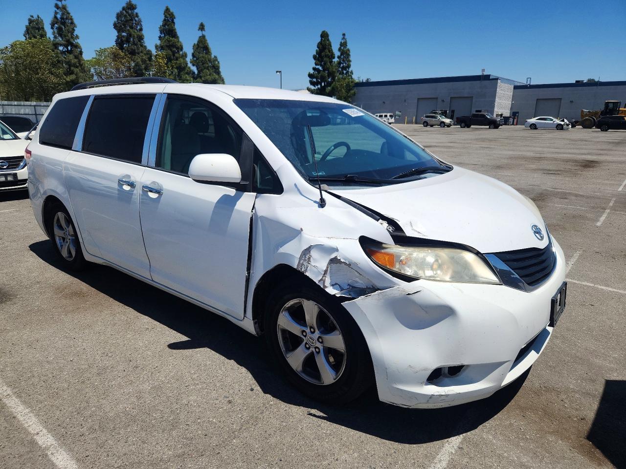 2014 Toyota Sienna Le White vin: 5TDKK3DC2ES500285