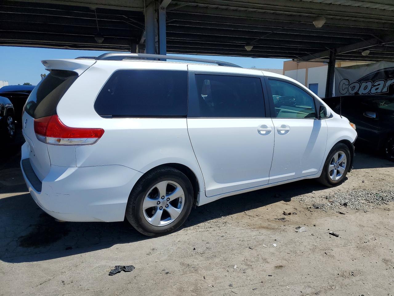 2014 Toyota Sienna Le White vin: 5TDKK3DC2ES511111