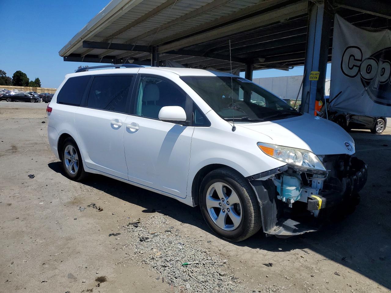 2014 Toyota Sienna Le White vin: 5TDKK3DC2ES511111