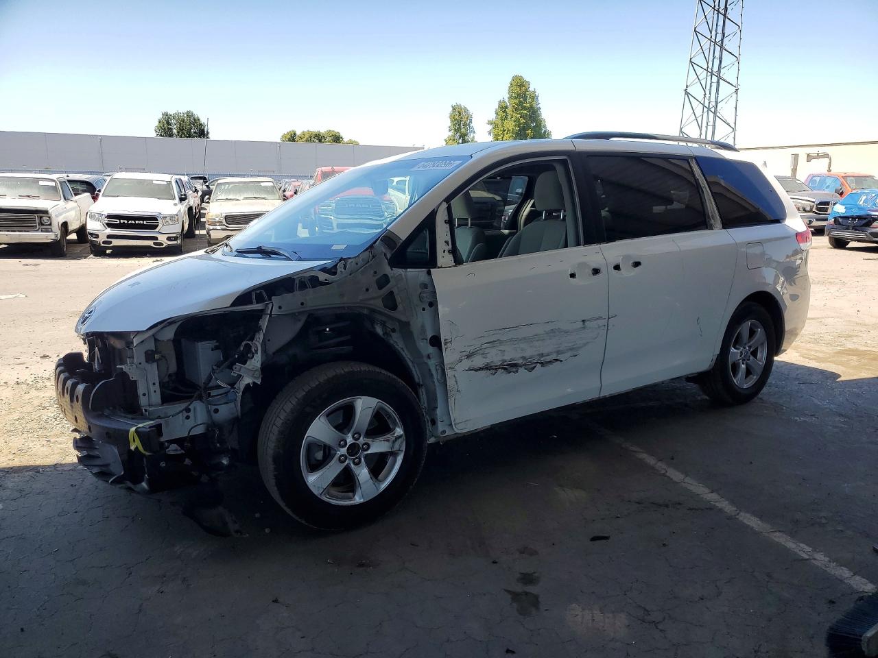 2014 Toyota Sienna Le White vin: 5TDKK3DC2ES511111
