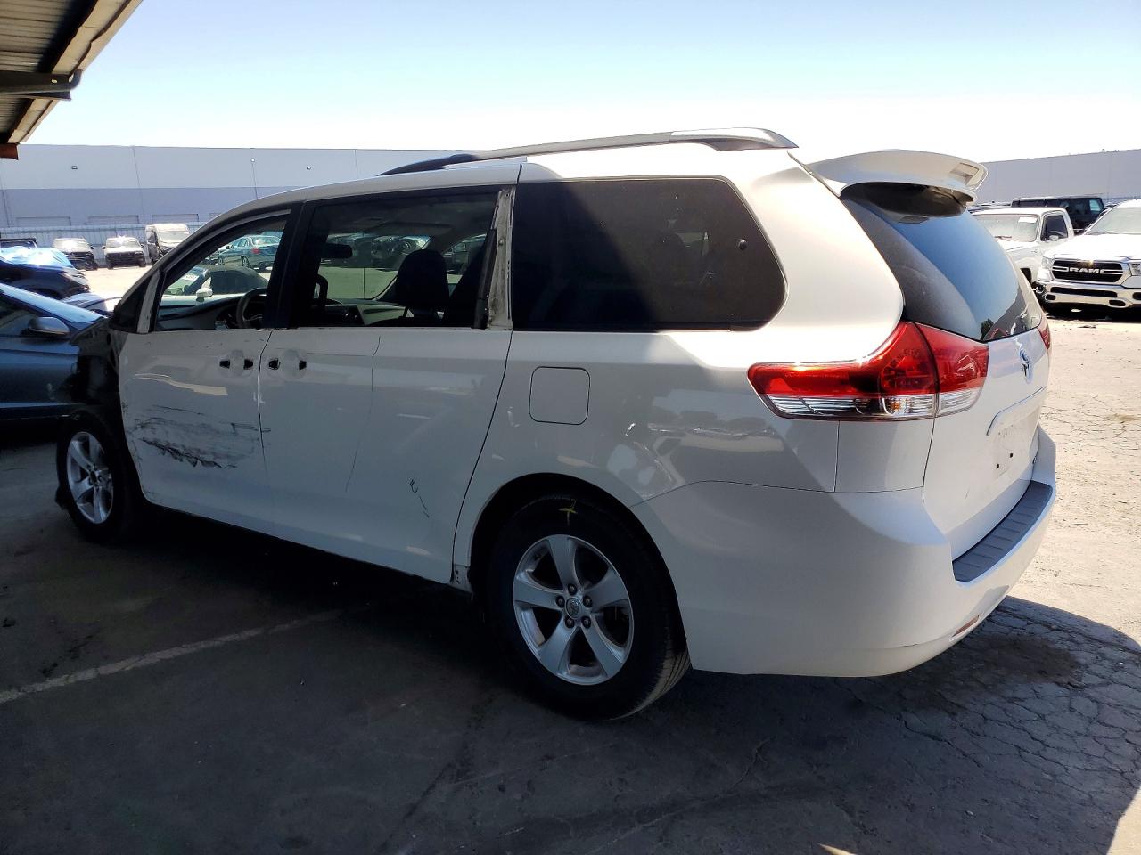 2014 Toyota Sienna Le White vin: 5TDKK3DC2ES511111