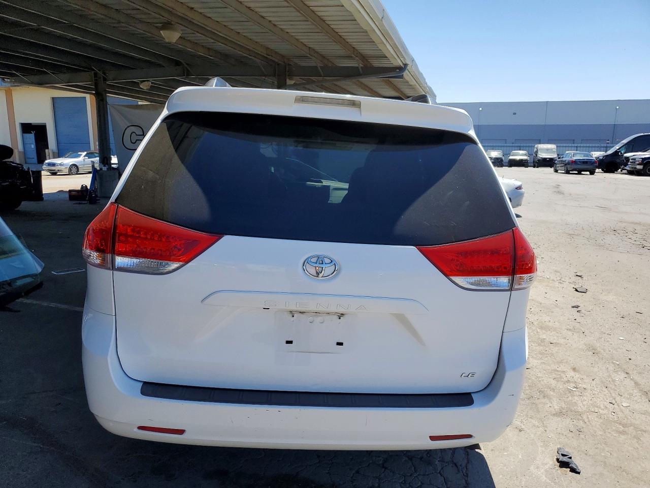 2014 Toyota Sienna Le White vin: 5TDKK3DC2ES511111