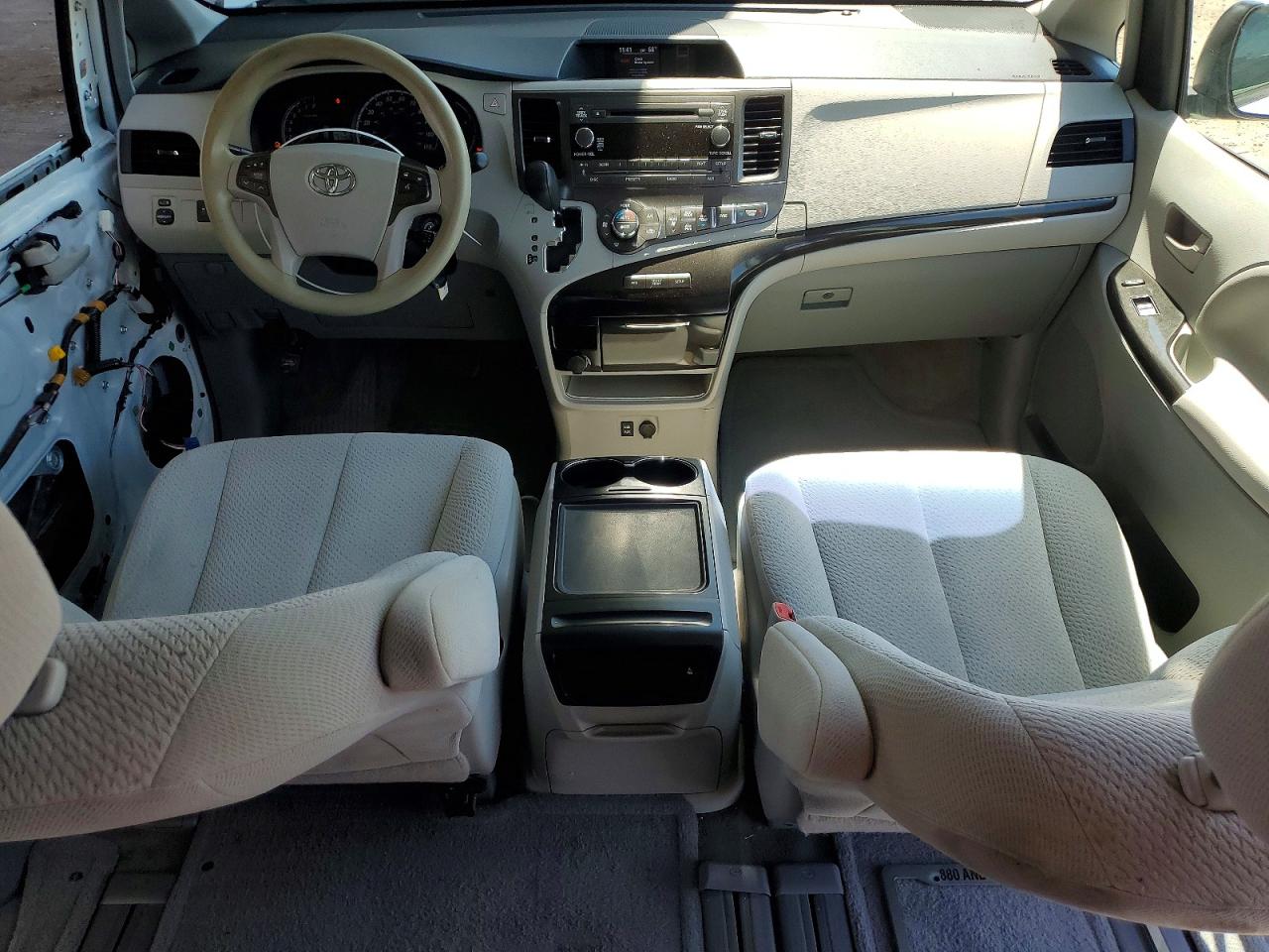 2014 Toyota Sienna Le White vin: 5TDKK3DC2ES511111