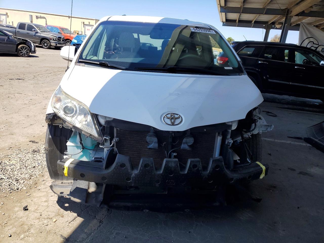 2014 Toyota Sienna Le White vin: 5TDKK3DC2ES511111