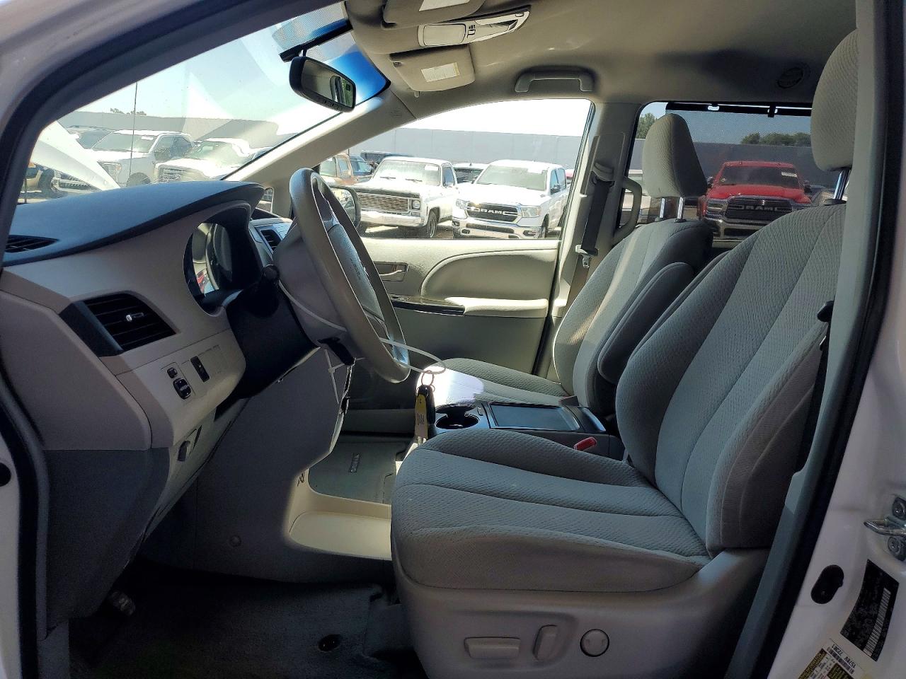 2014 Toyota Sienna Le White vin: 5TDKK3DC2ES511111