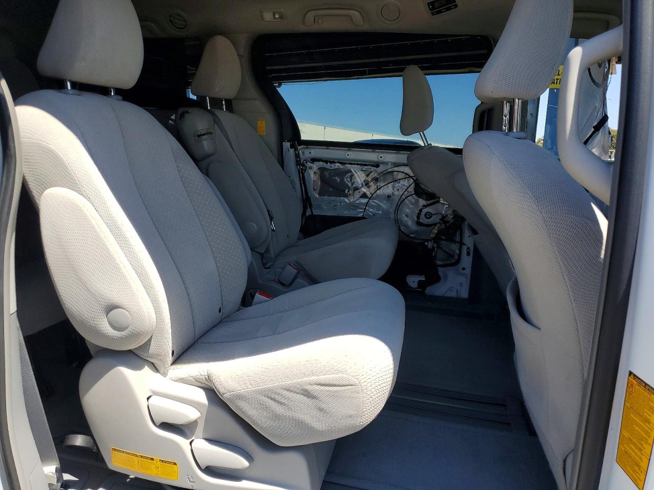 2014 Toyota Sienna Le White vin: 5TDKK3DC2ES511111