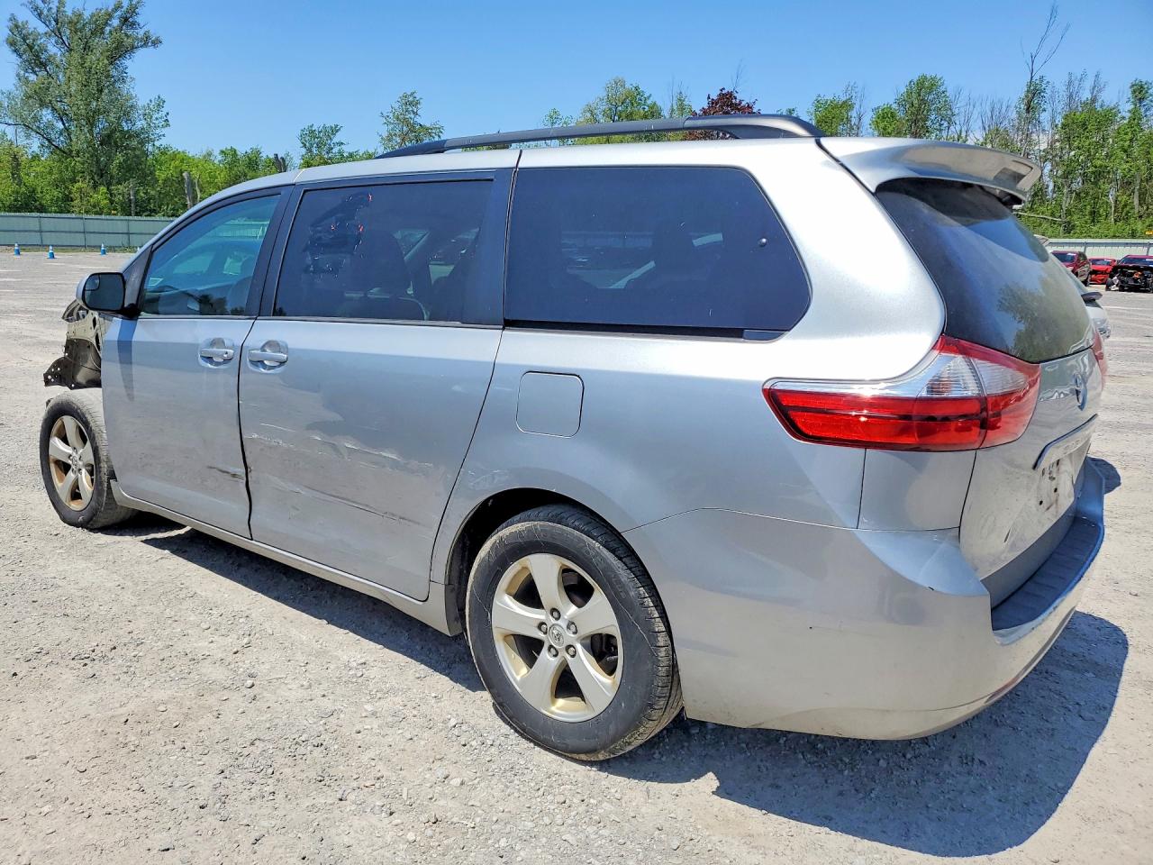 2015 Toyota Sienna Le Серебряный vin: 5TDKK3DC2FS538911