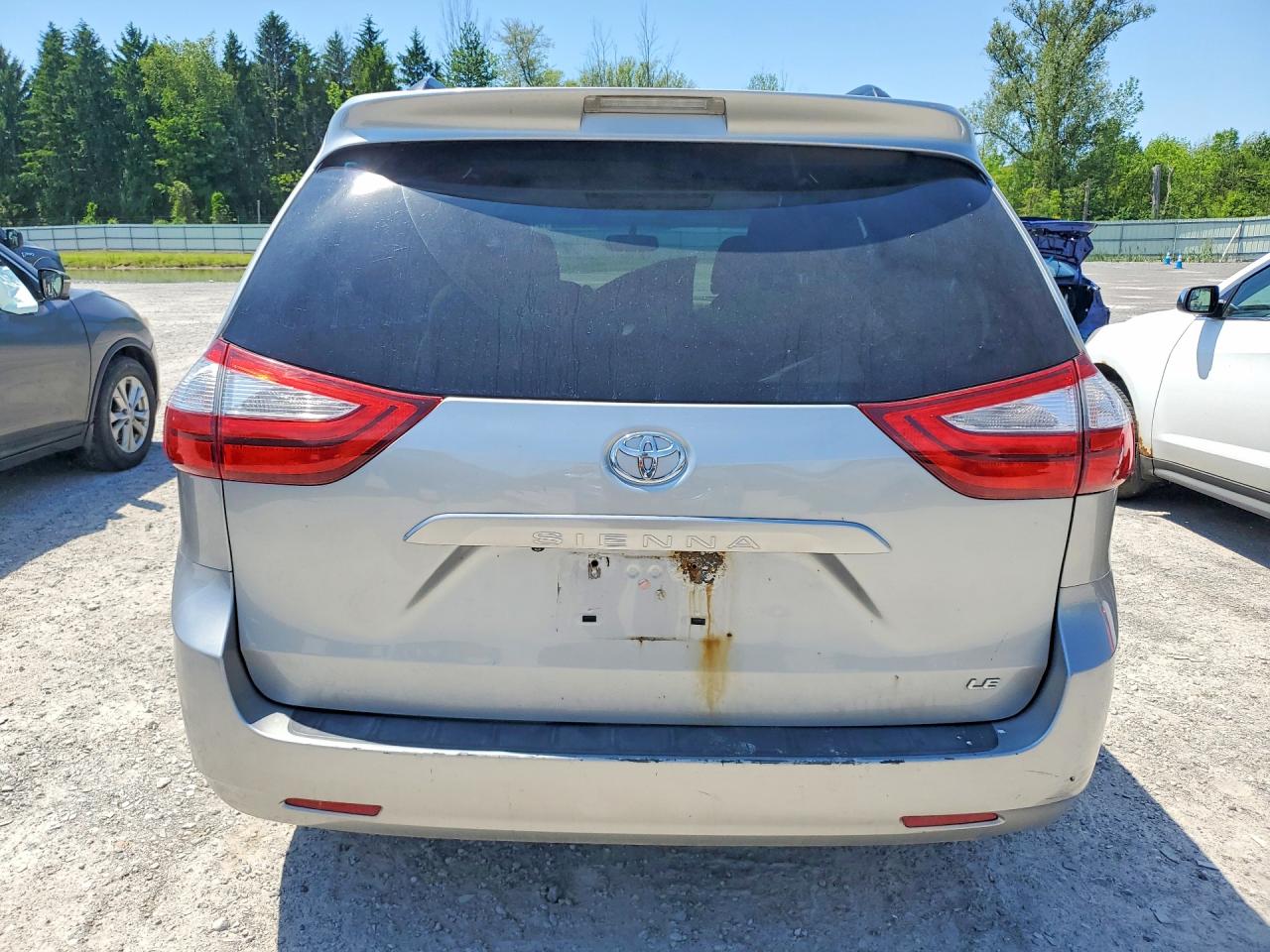 2015 Toyota Sienna Le Серебряный vin: 5TDKK3DC2FS538911
