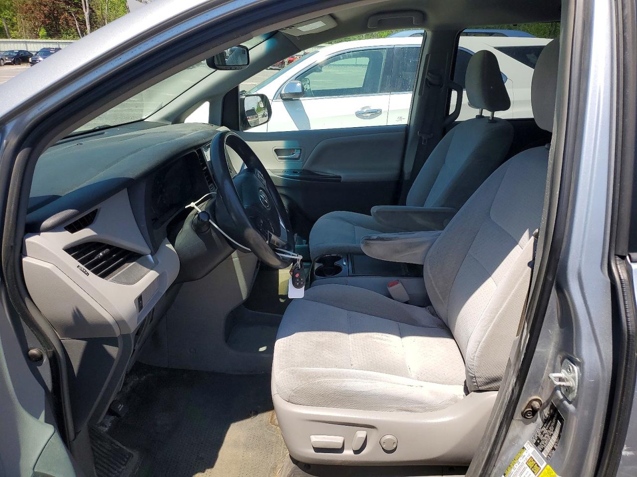 2015 Toyota Sienna Le Серебряный vin: 5TDKK3DC2FS538911