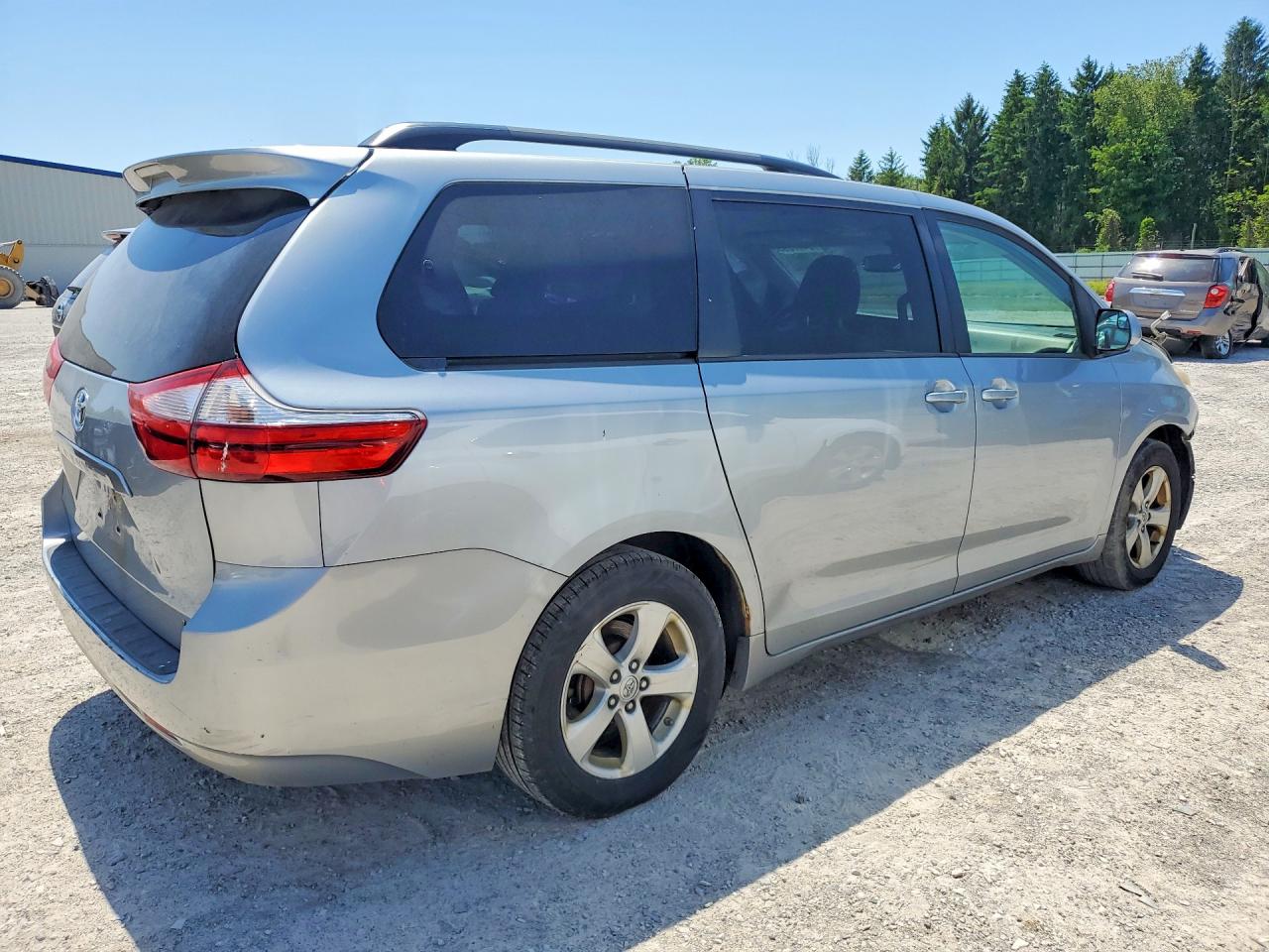 2015 Toyota Sienna Le Серебряный vin: 5TDKK3DC2FS538911