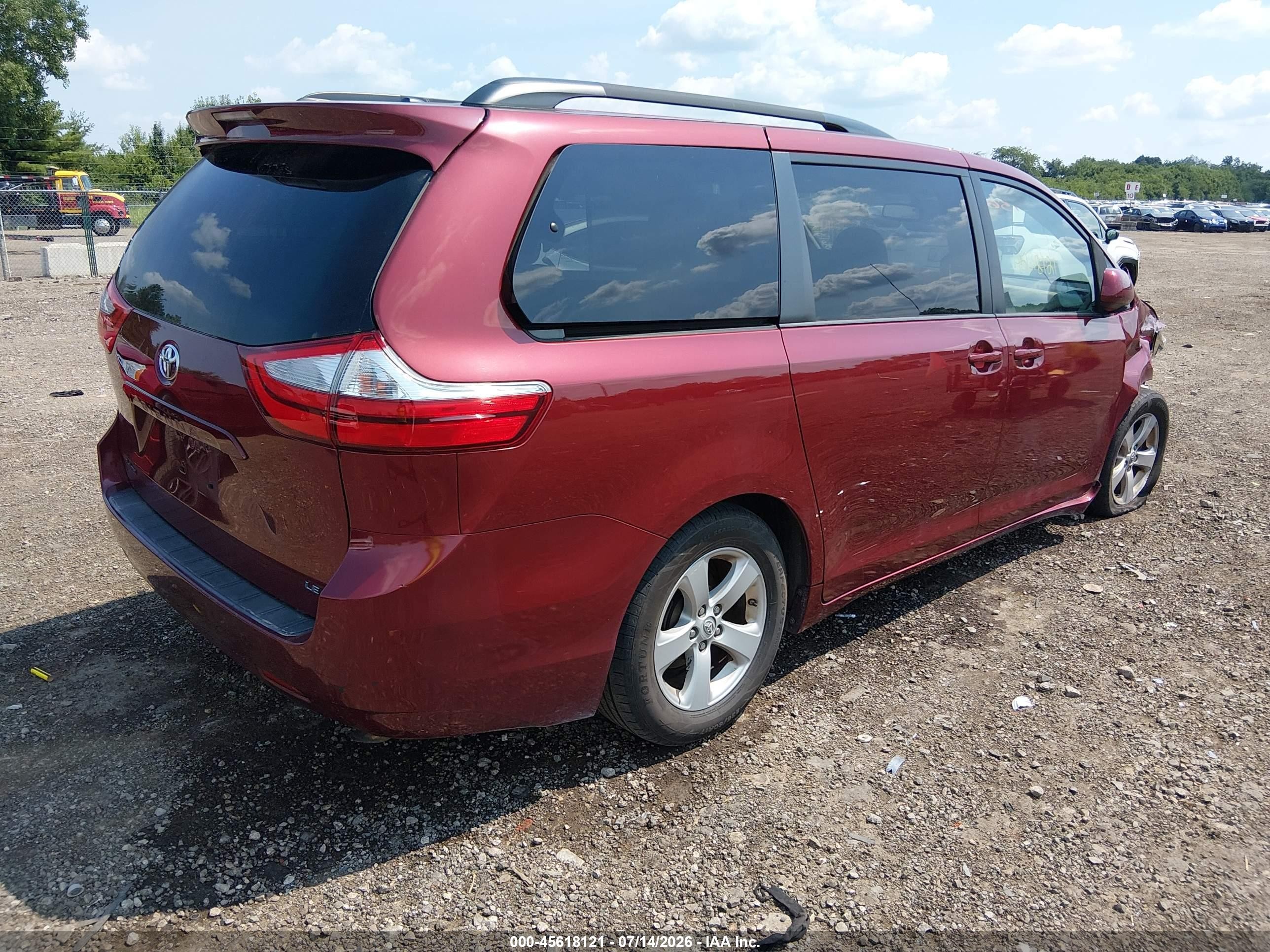 2015 Toyota Sienna Le 8 Passenger Maroon vin: 5TDKK3DC2FS556695