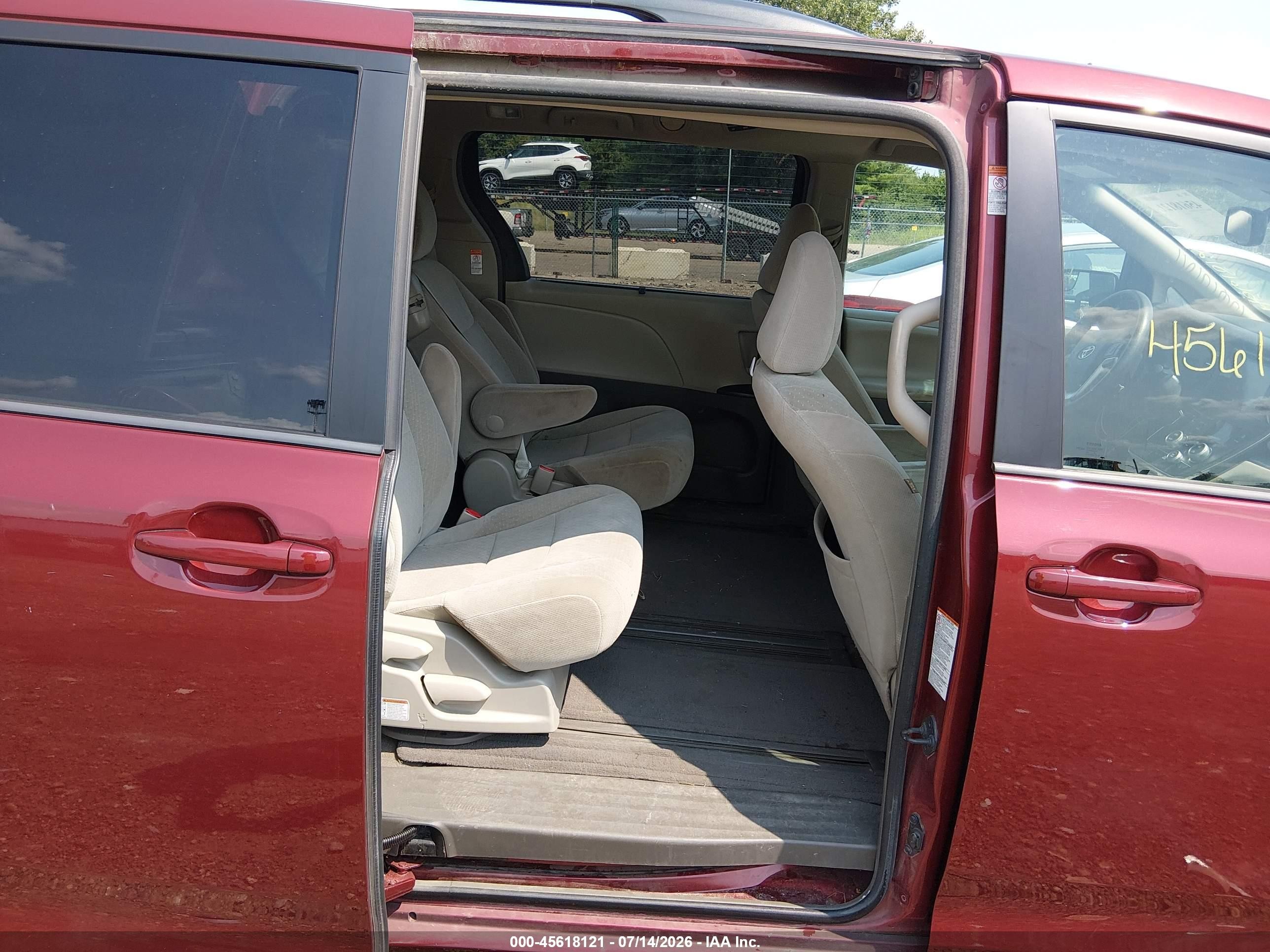 2015 Toyota Sienna Le 8 Passenger Maroon vin: 5TDKK3DC2FS556695