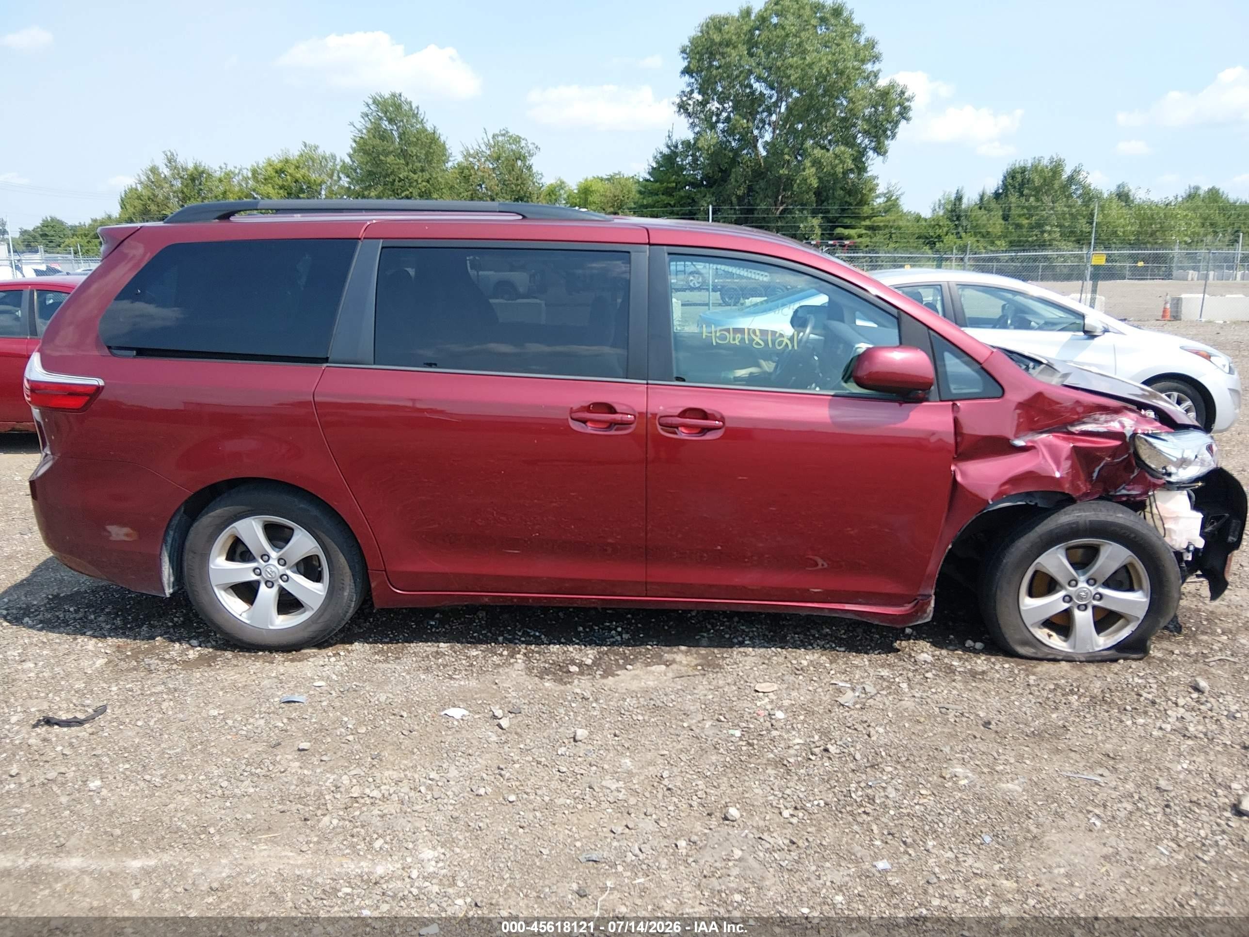 2015 Toyota Sienna Le 8 Passenger Maroon vin: 5TDKK3DC2FS556695