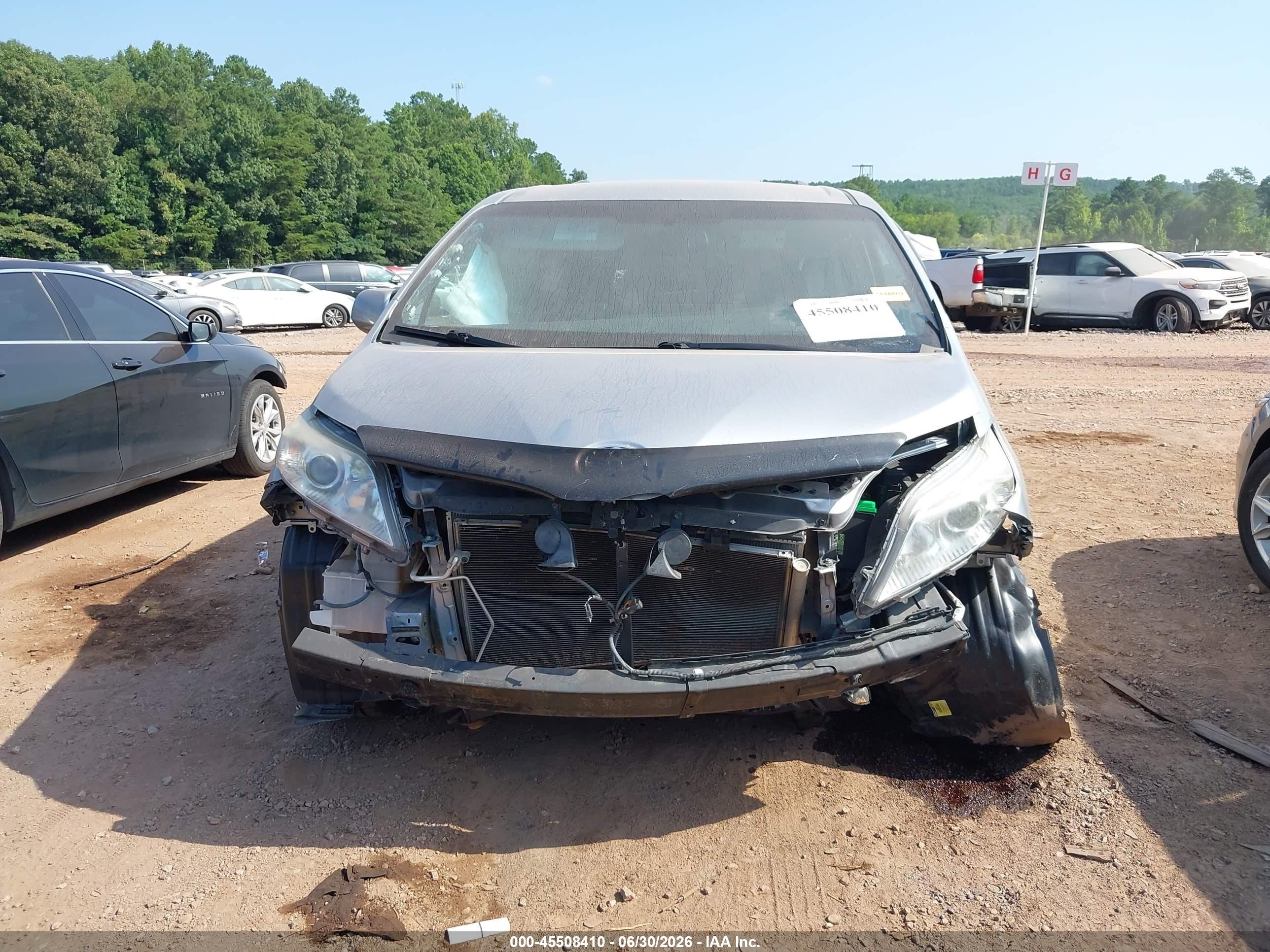 2015 Toyota Sienna Le 8 Passenger Silver vin: 5TDKK3DC2FS557281