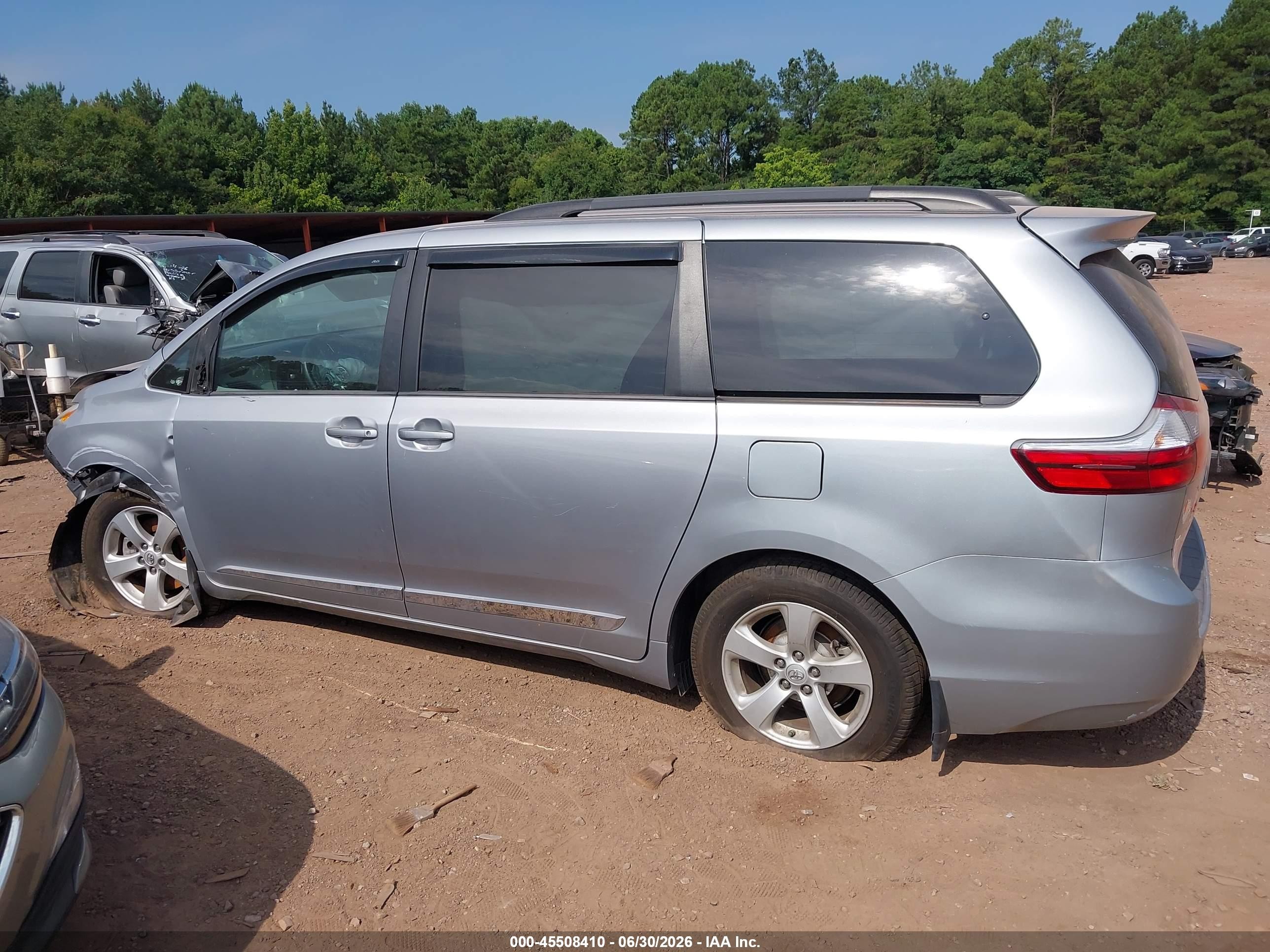 2015 Toyota Sienna Le 8 Passenger Silver vin: 5TDKK3DC2FS557281