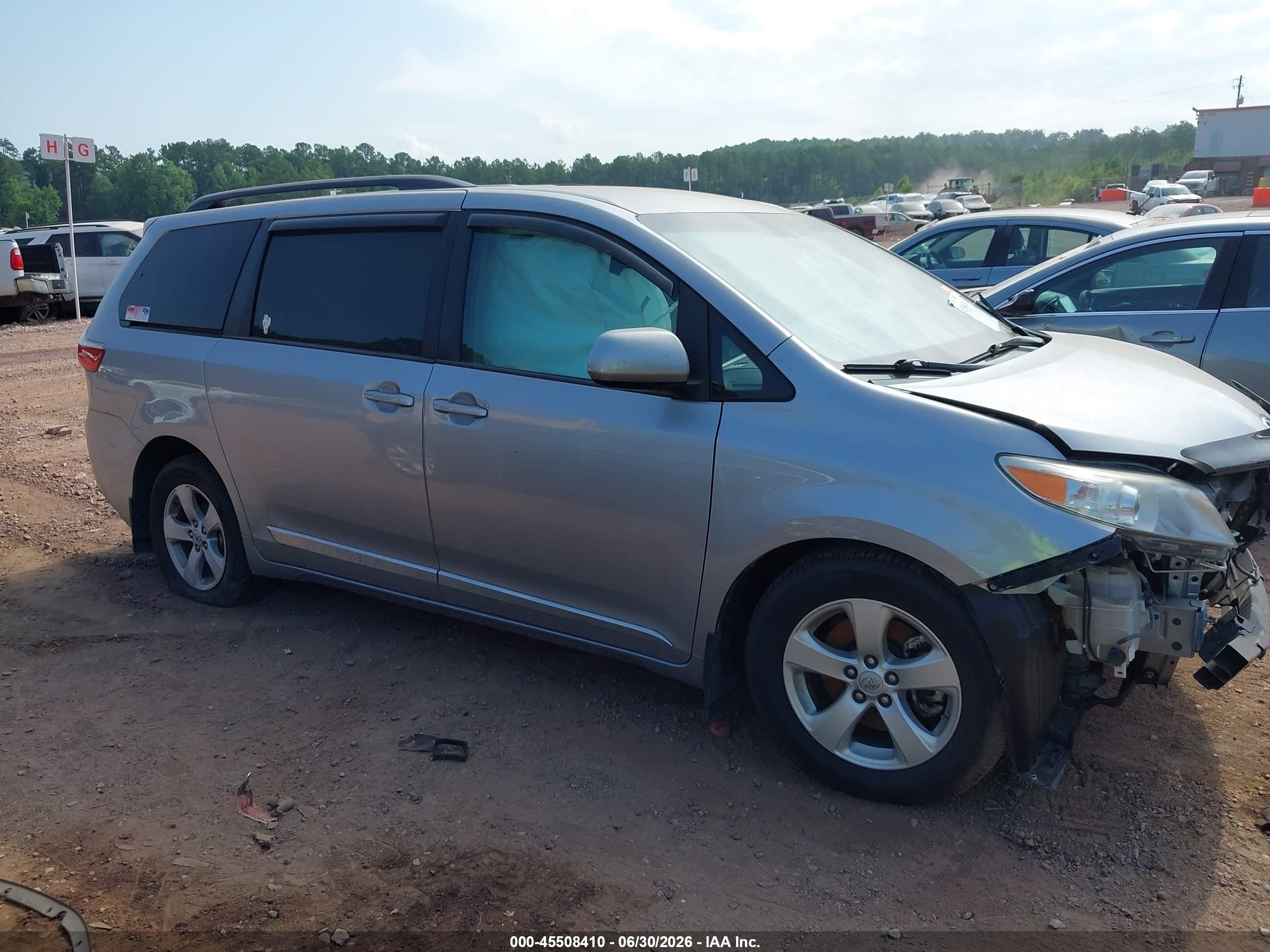 2015 Toyota Sienna Le 8 Passenger Silver vin: 5TDKK3DC2FS557281