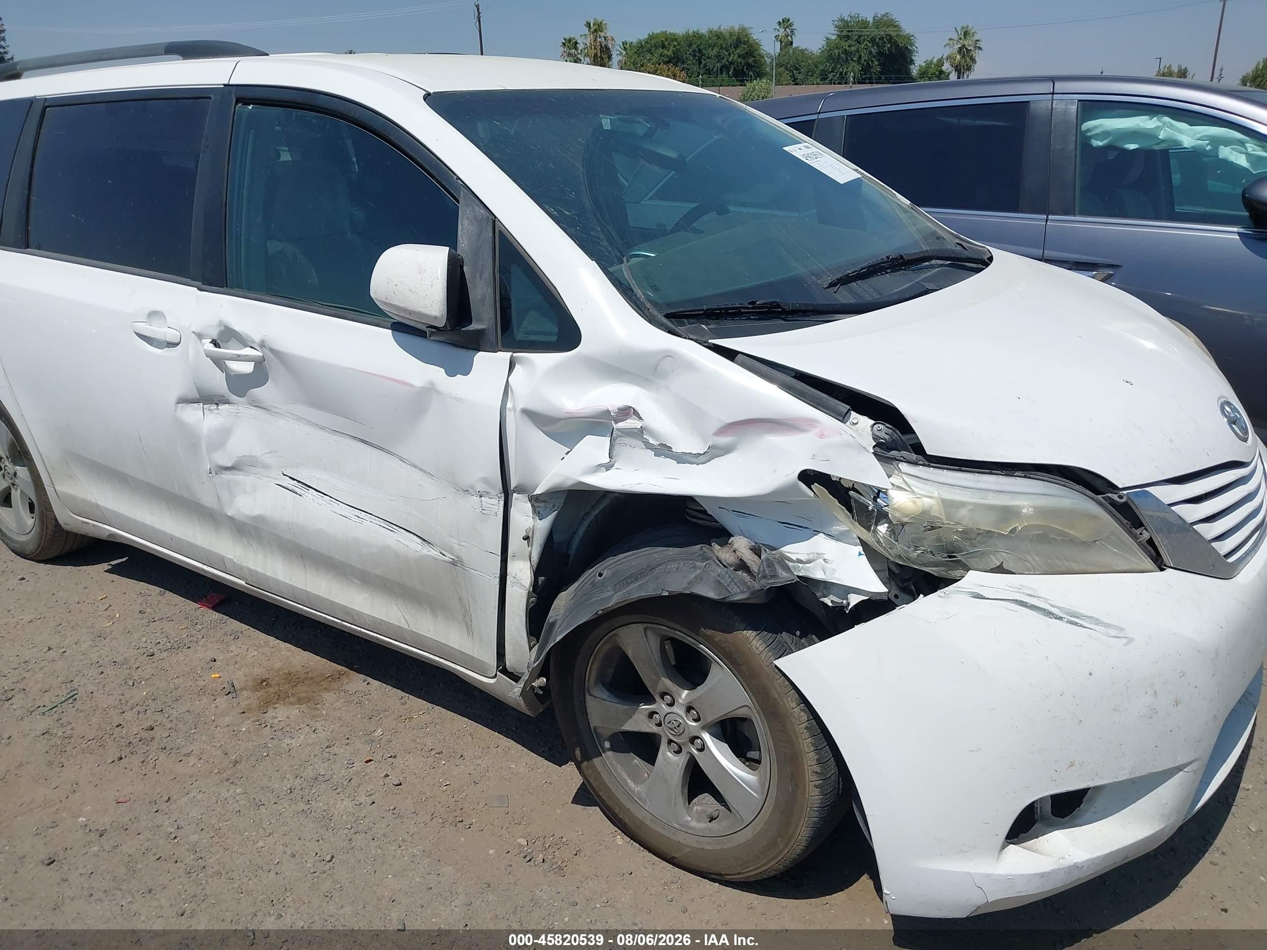 2015 Toyota Sienna Le 8 Passenger White vin: 5TDKK3DC2FS571228