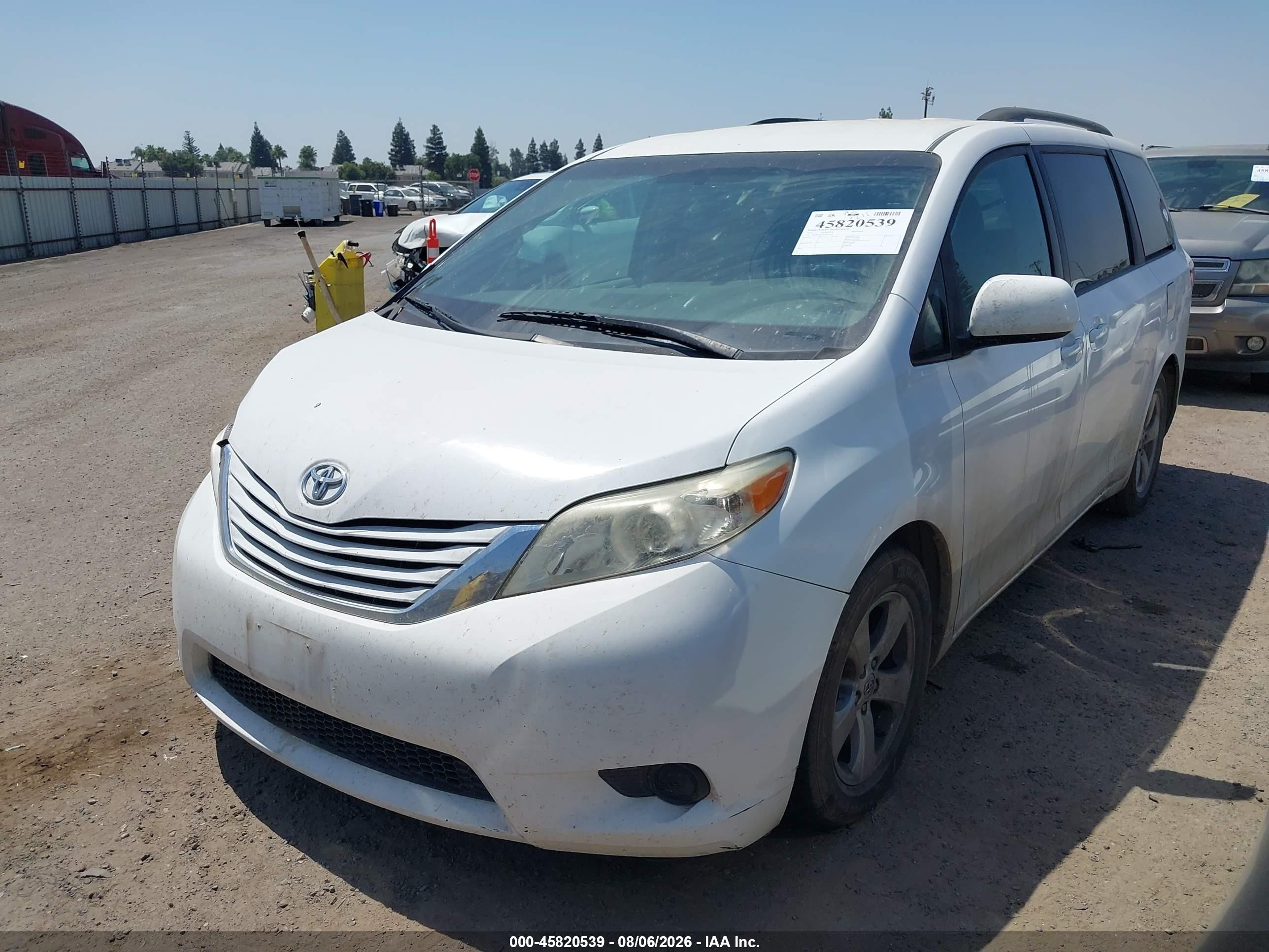 2015 Toyota Sienna Le 8 Passenger White vin: 5TDKK3DC2FS571228