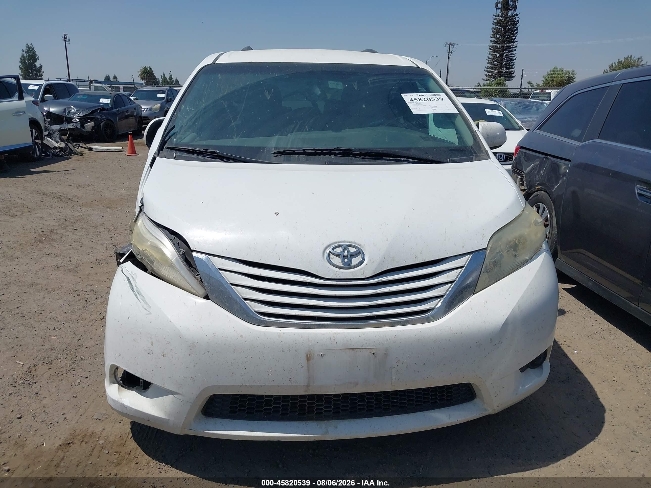 2015 Toyota Sienna Le 8 Passenger White vin: 5TDKK3DC2FS571228