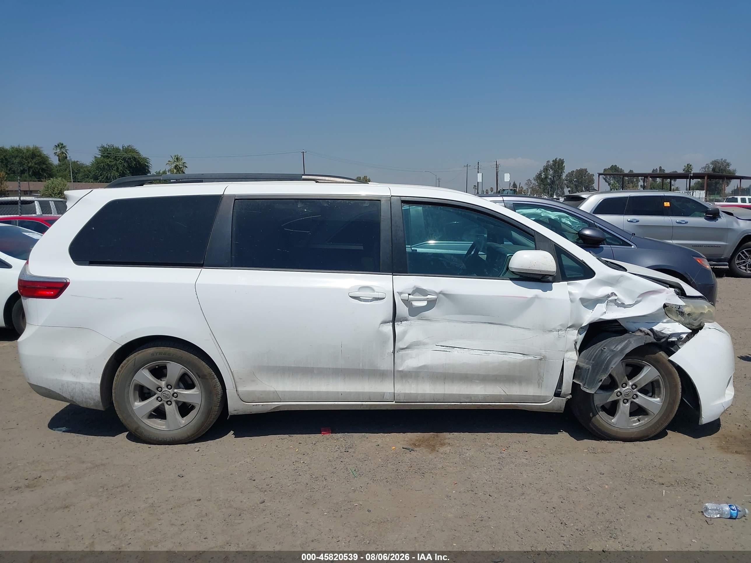2015 Toyota Sienna Le 8 Passenger White vin: 5TDKK3DC2FS571228
