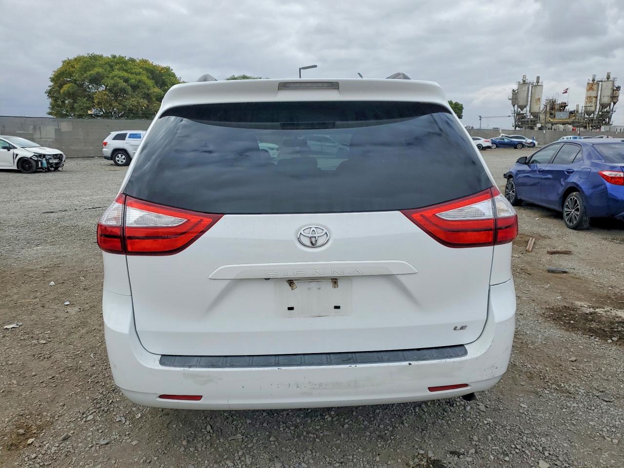 2015 Toyota Sienna Le Белый vin: 5TDKK3DC2FS571956