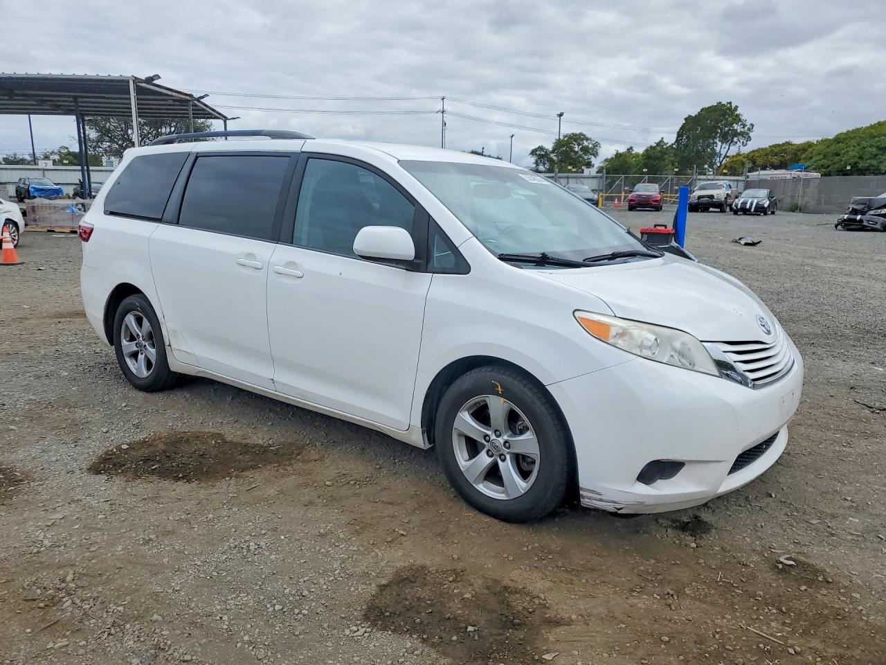 2015 Toyota Sienna Le Белый vin: 5TDKK3DC2FS571956