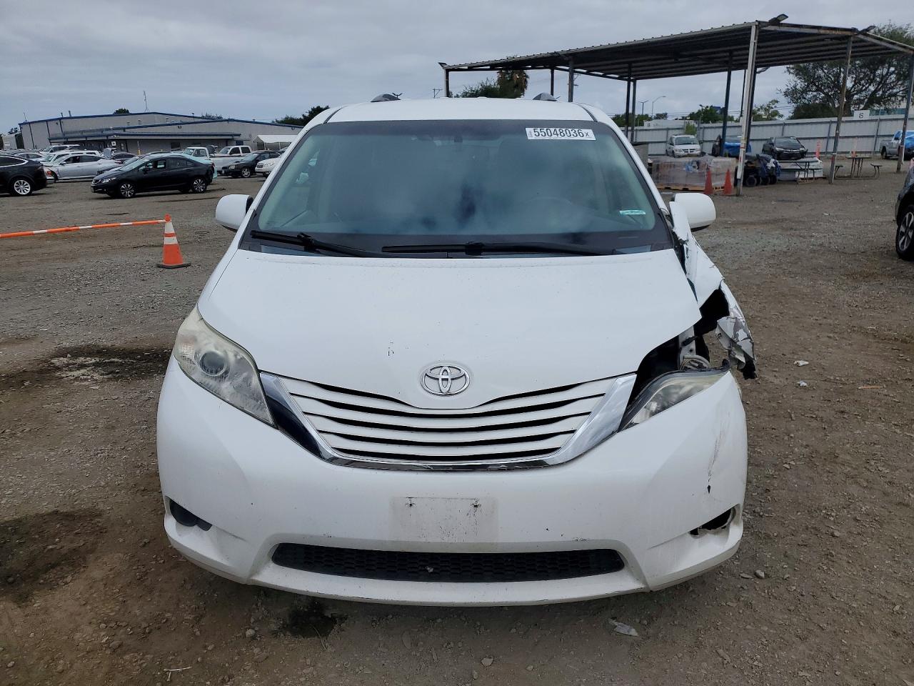 2015 Toyota Sienna Le Белый vin: 5TDKK3DC2FS571956