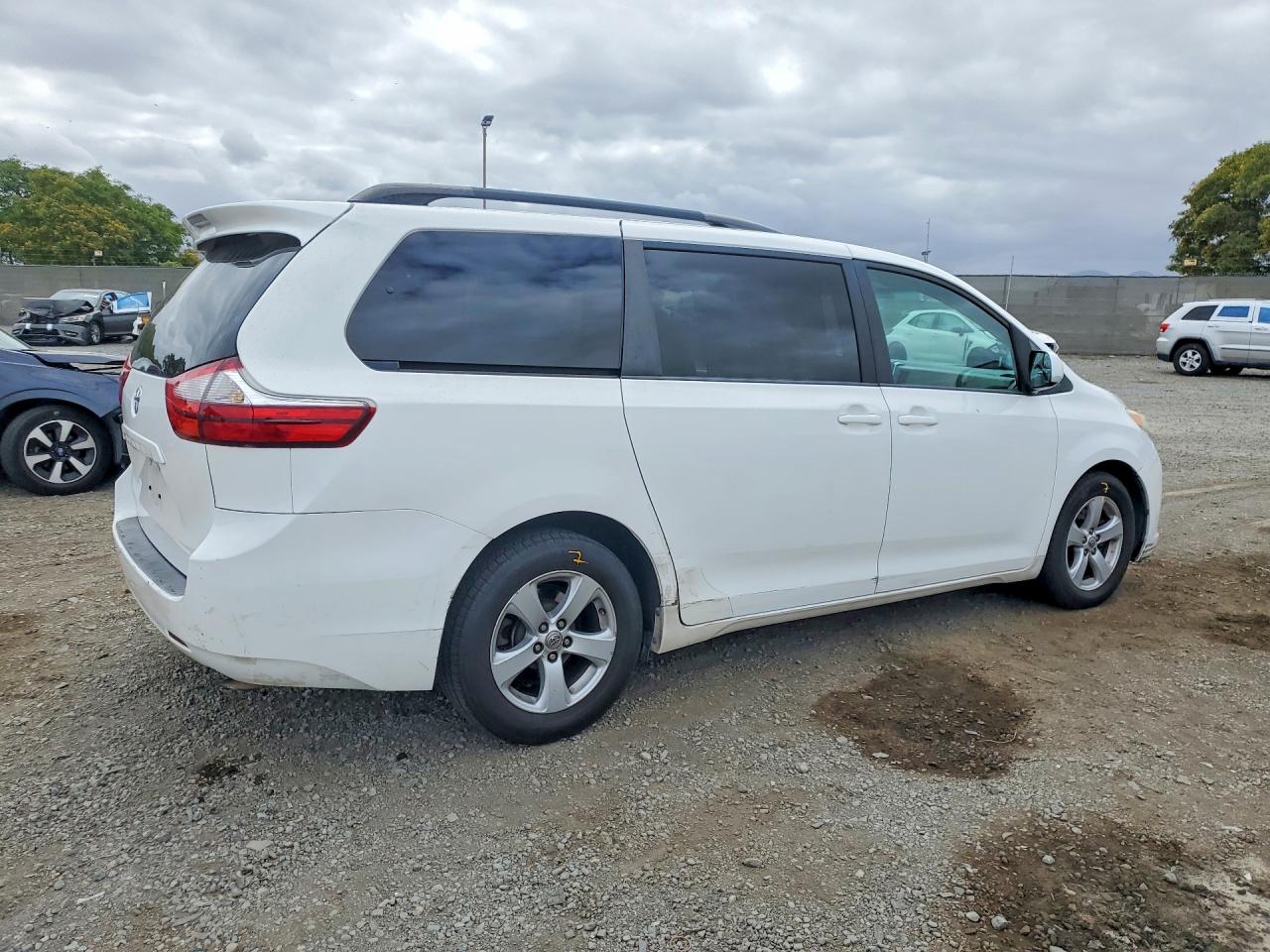 2015 Toyota Sienna Le Белый vin: 5TDKK3DC2FS571956