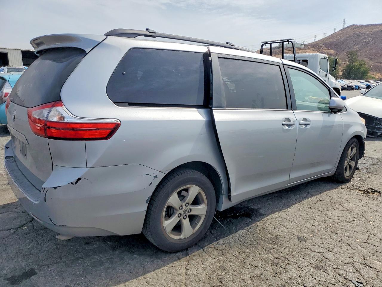 2015 Toyota Sienna Le Серебряный vin: 5TDKK3DC2FS606625