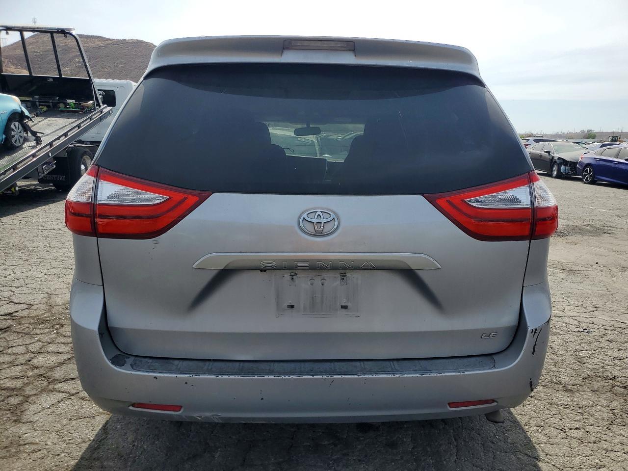2015 Toyota Sienna Le Серебряный vin: 5TDKK3DC2FS606625