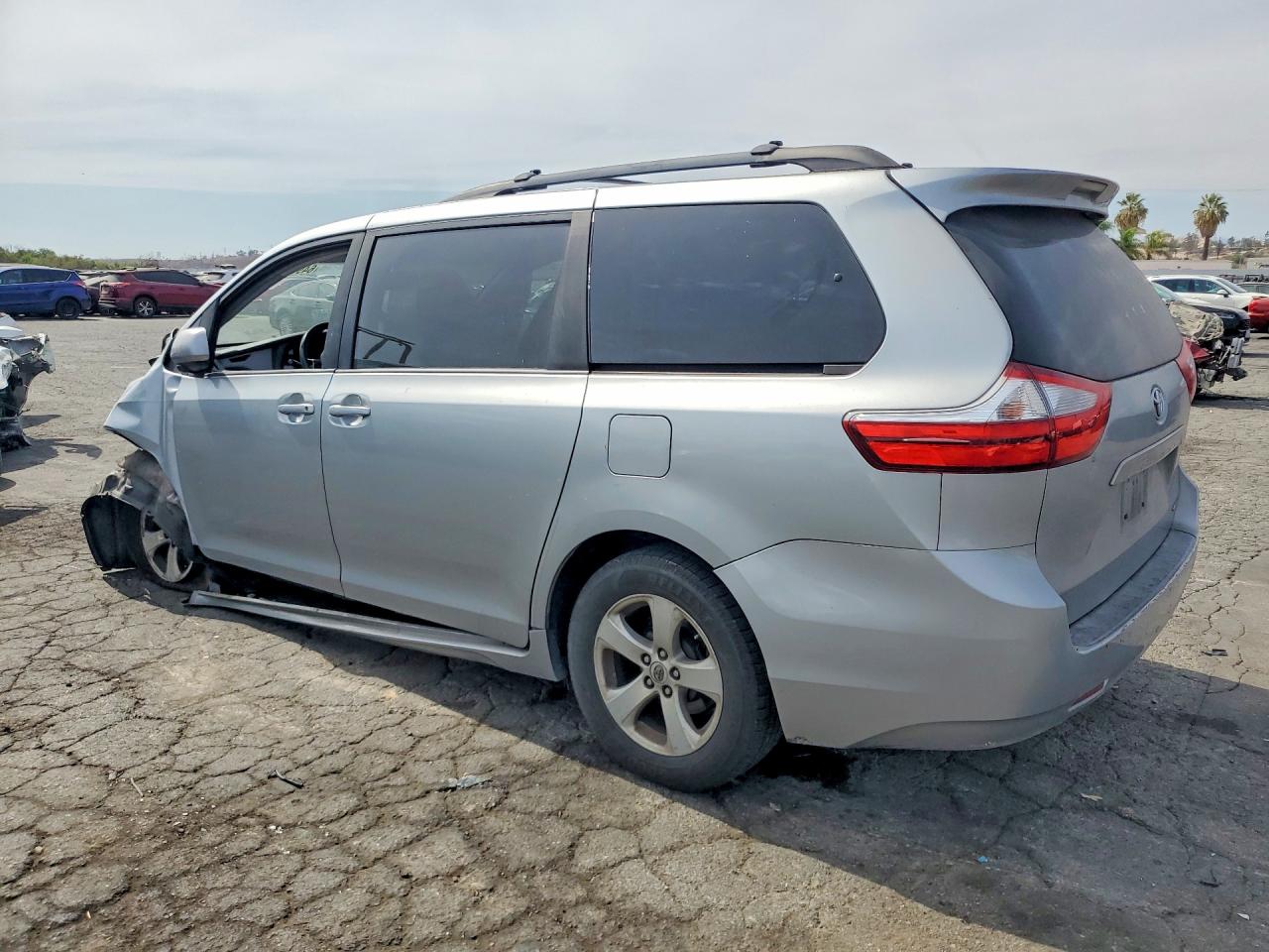 2015 Toyota Sienna Le Серебряный vin: 5TDKK3DC2FS606625