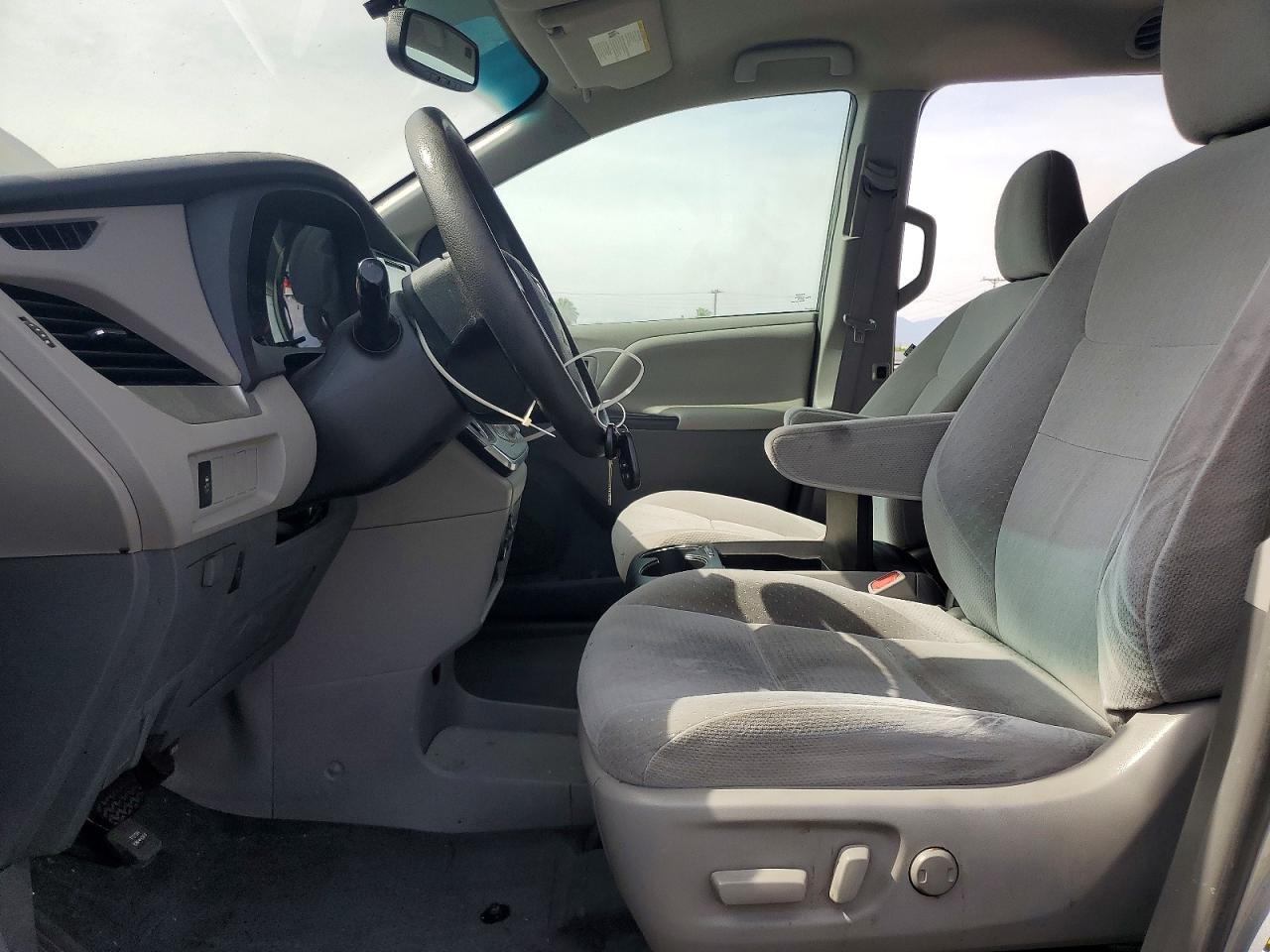 2015 Toyota Sienna Le Серебряный vin: 5TDKK3DC2FS606625