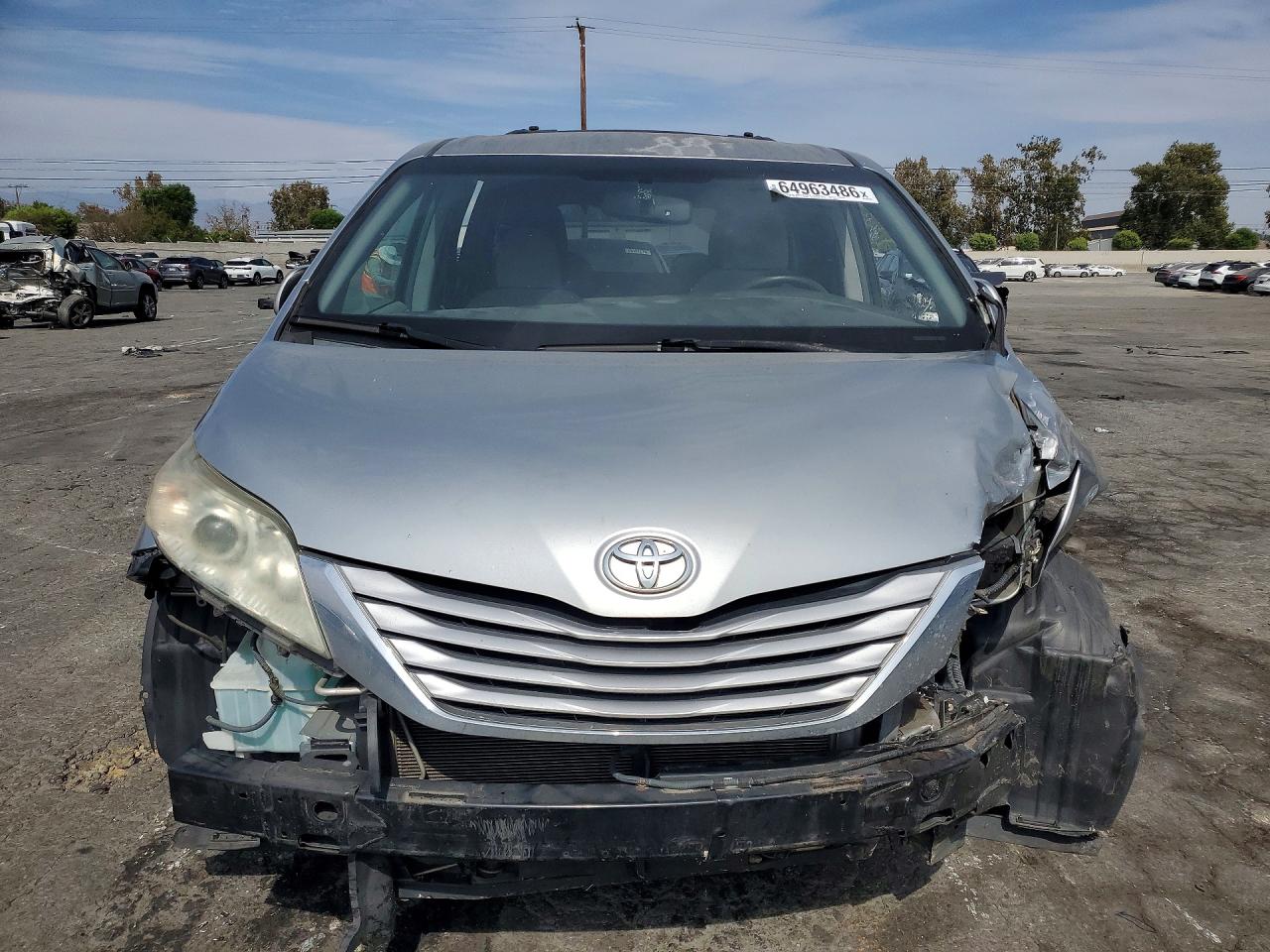 2015 Toyota Sienna Le Серебряный vin: 5TDKK3DC2FS606625