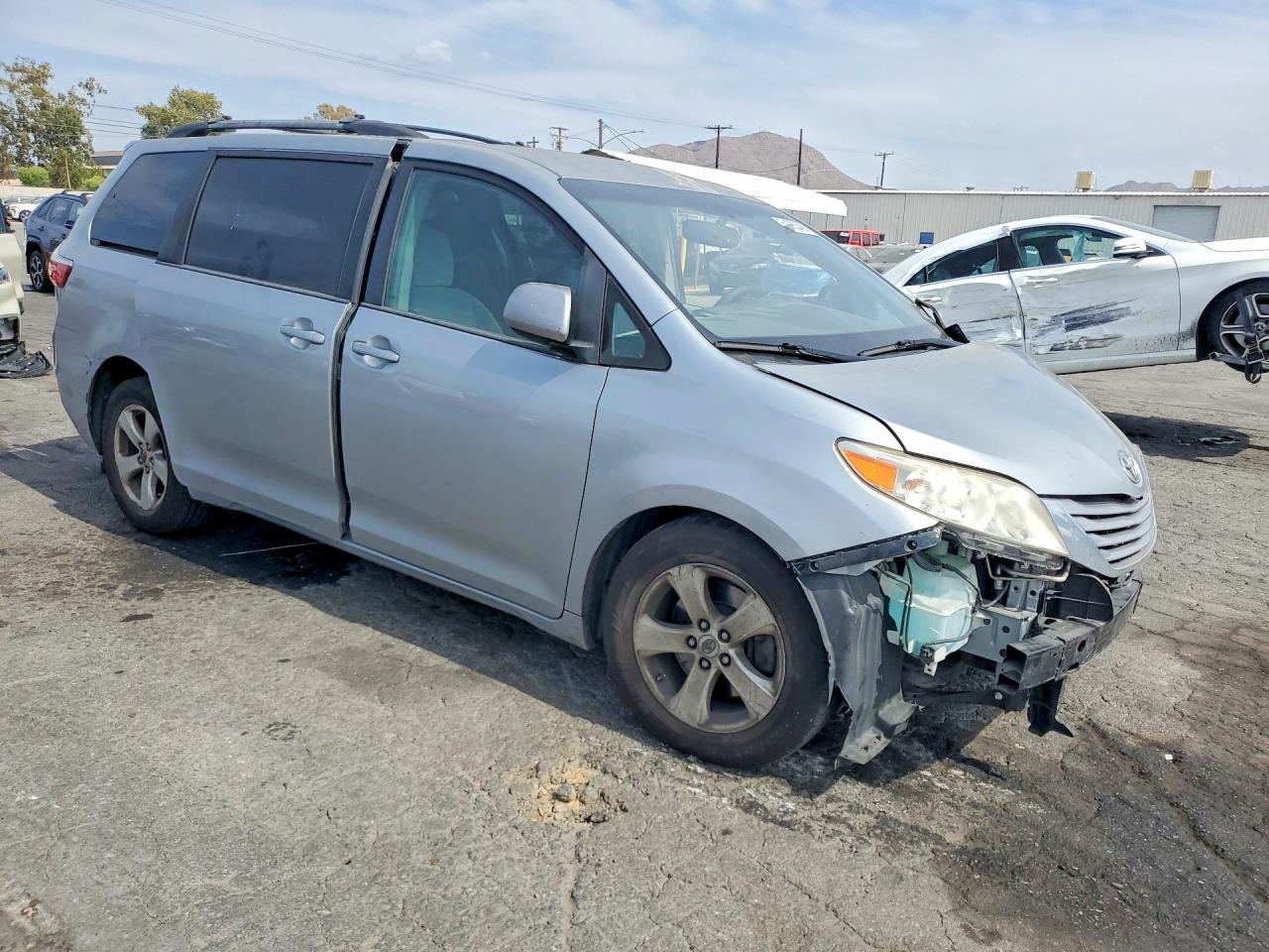 2015 Toyota Sienna Le Серебряный vin: 5TDKK3DC2FS606625