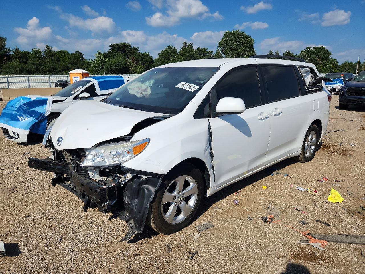 2015 Toyota Sienna Le Белый vin: 5TDKK3DC2FS620671